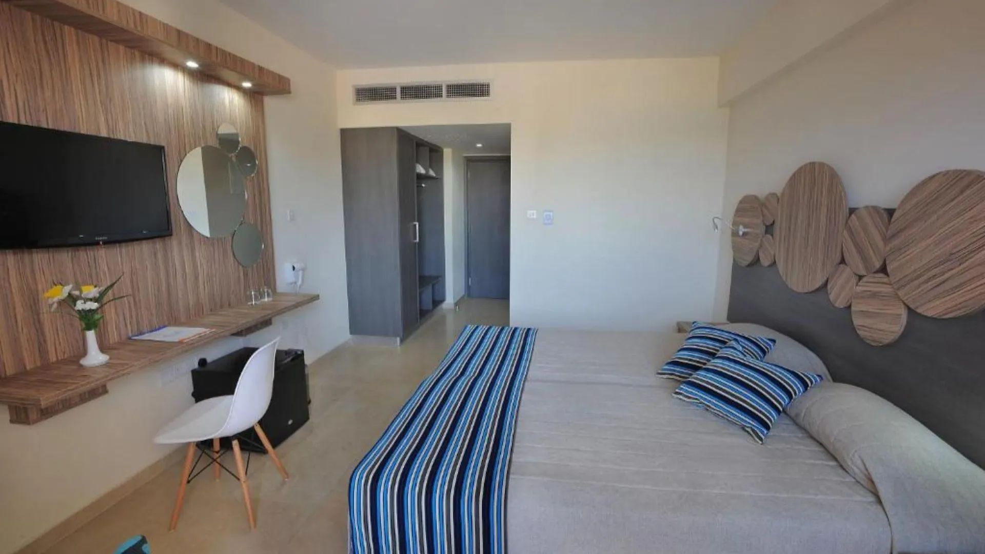 Nelia Beach Hotel & Spa Ayia Napa 4*,  Kypr